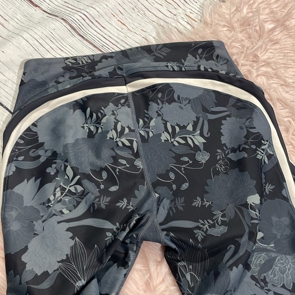 Splits59 Sydney graphite floral high rise leggings - Picture 9 of 9